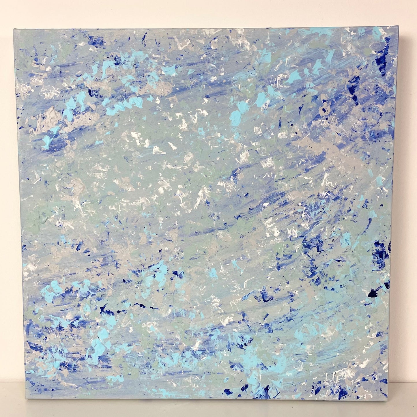 Abstraktes Gemälde mit blau und weissen Farben auf Leinwand