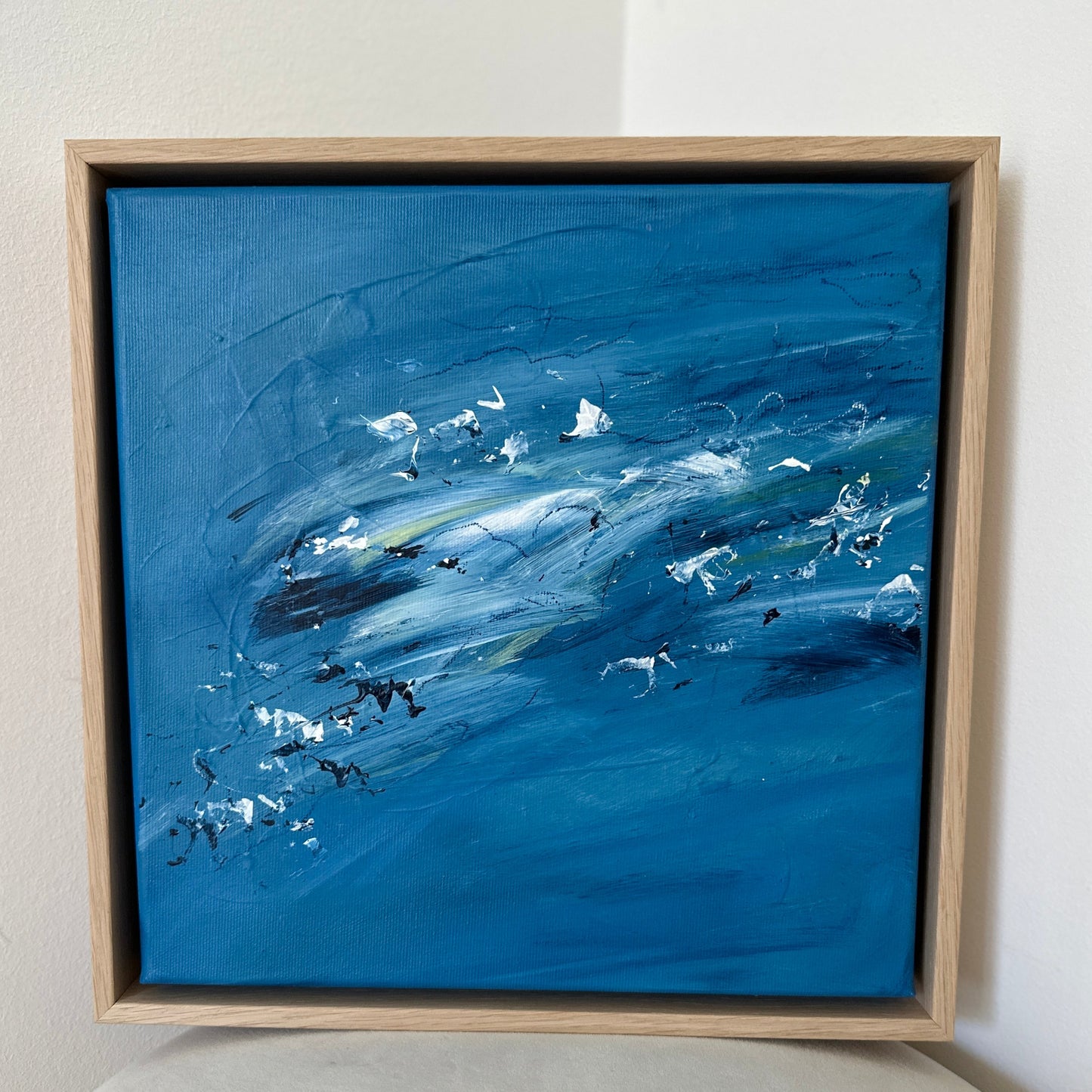abstraktes kunstwerk in blau