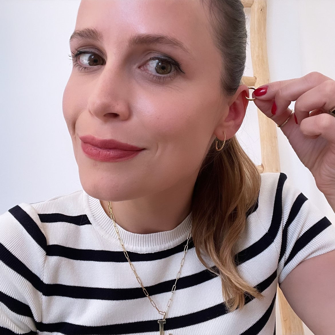 how to wear - Earcuff anlegen. Beginne an der obersten dünnen Stelle des Ohres und ziehe den Earcuff dann zur Mitte