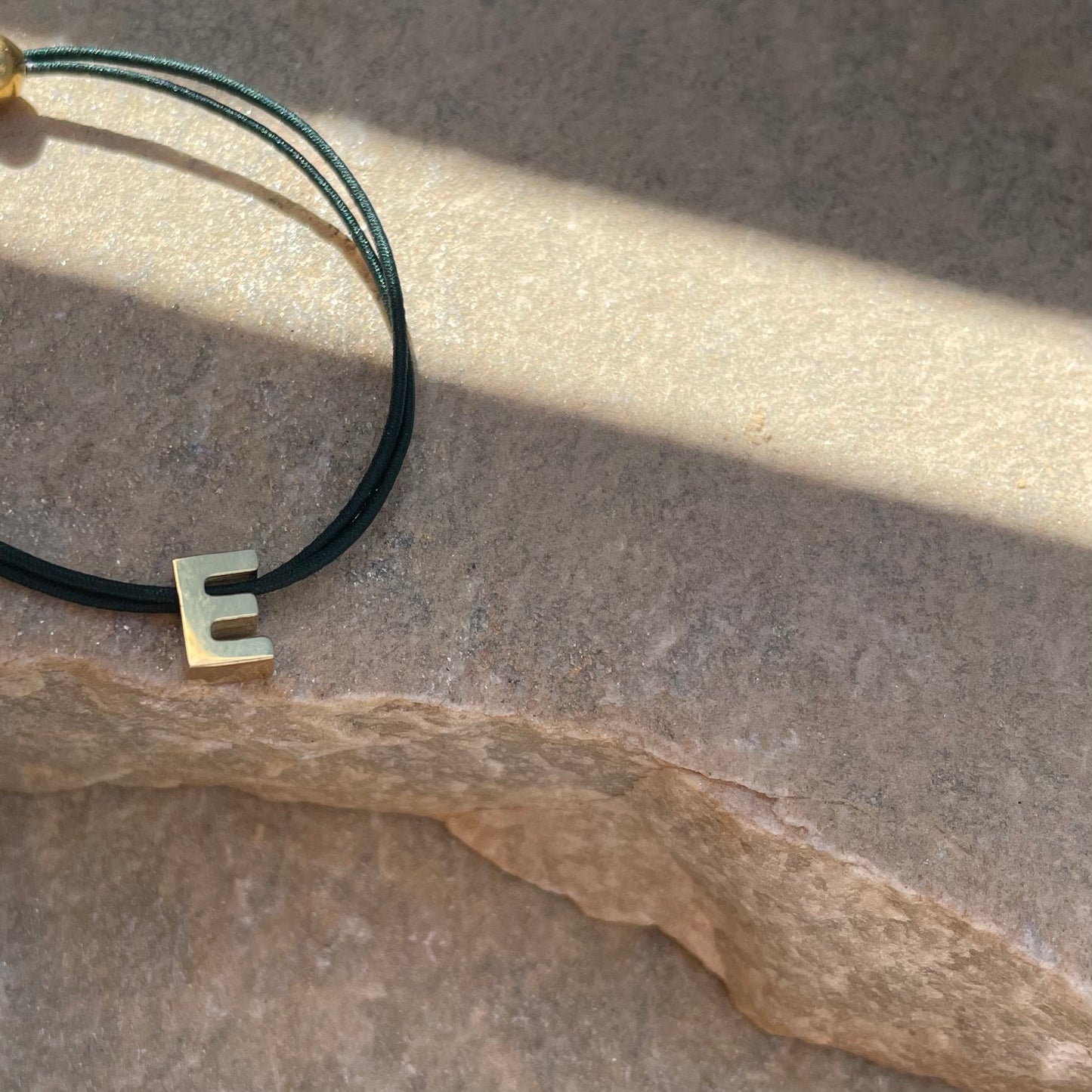 Lettre Armband GRÜN/GOLD