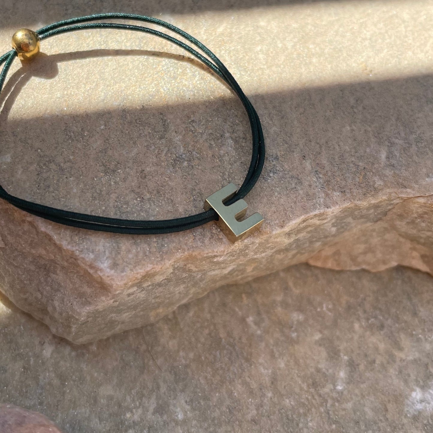 Lettre Armband GRÜN/GOLD