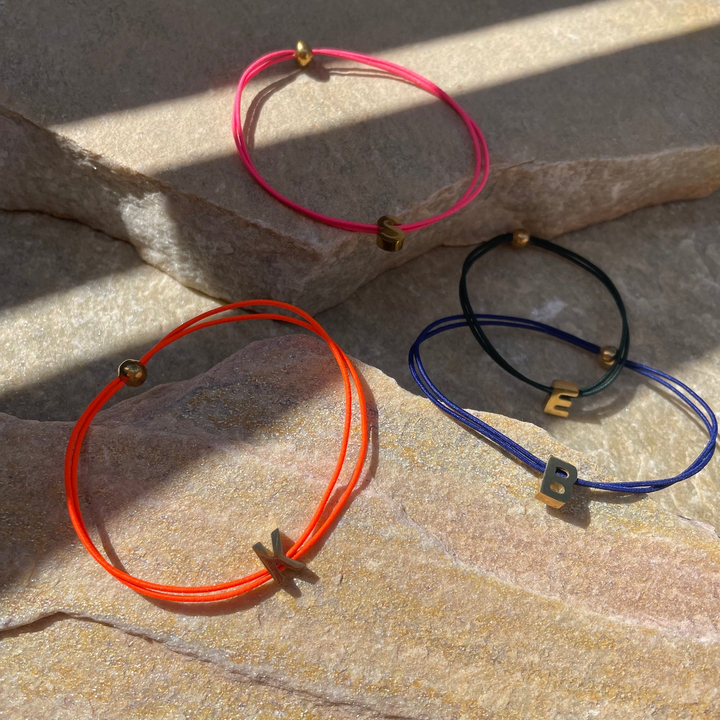 Lettre Armband GRÜN/GOLD