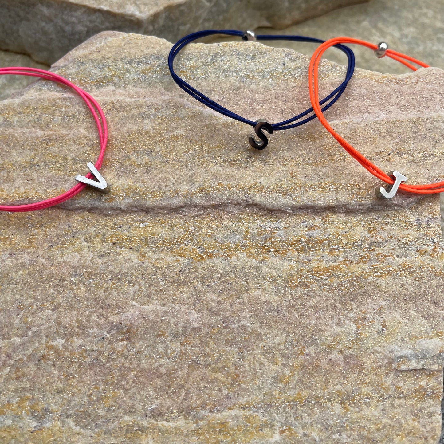 Lettre Armband PINK/SILBER